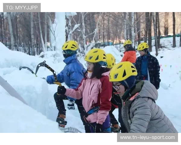 国际攀冰训练营与科研院联合开展雪况监测项目